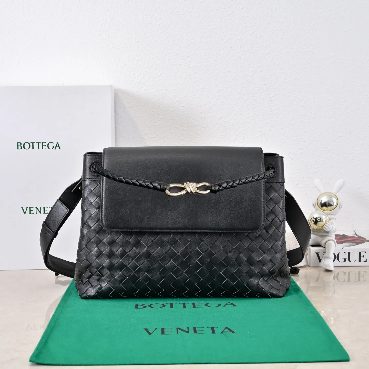 Batch 2460 #BV new men's Andiamo can be carried hand-held, on the shoulder or cross-body. It is a fashionable and versatile men's bag. The combination of lntrecciato woven iconic elements and smooth leather creates a unique cool style😎 The subtle luster and natural texture of the calfskin are high-end and fashionable. The flip-top design Knot shoulder straps and tough full leather shoulder straps are more private and can be used in more ways. No matter the size, it can accommodate a laptop, and it can be easily handled for daily commuting, business trips or travel. Model: 7715 Size: 37x26x13